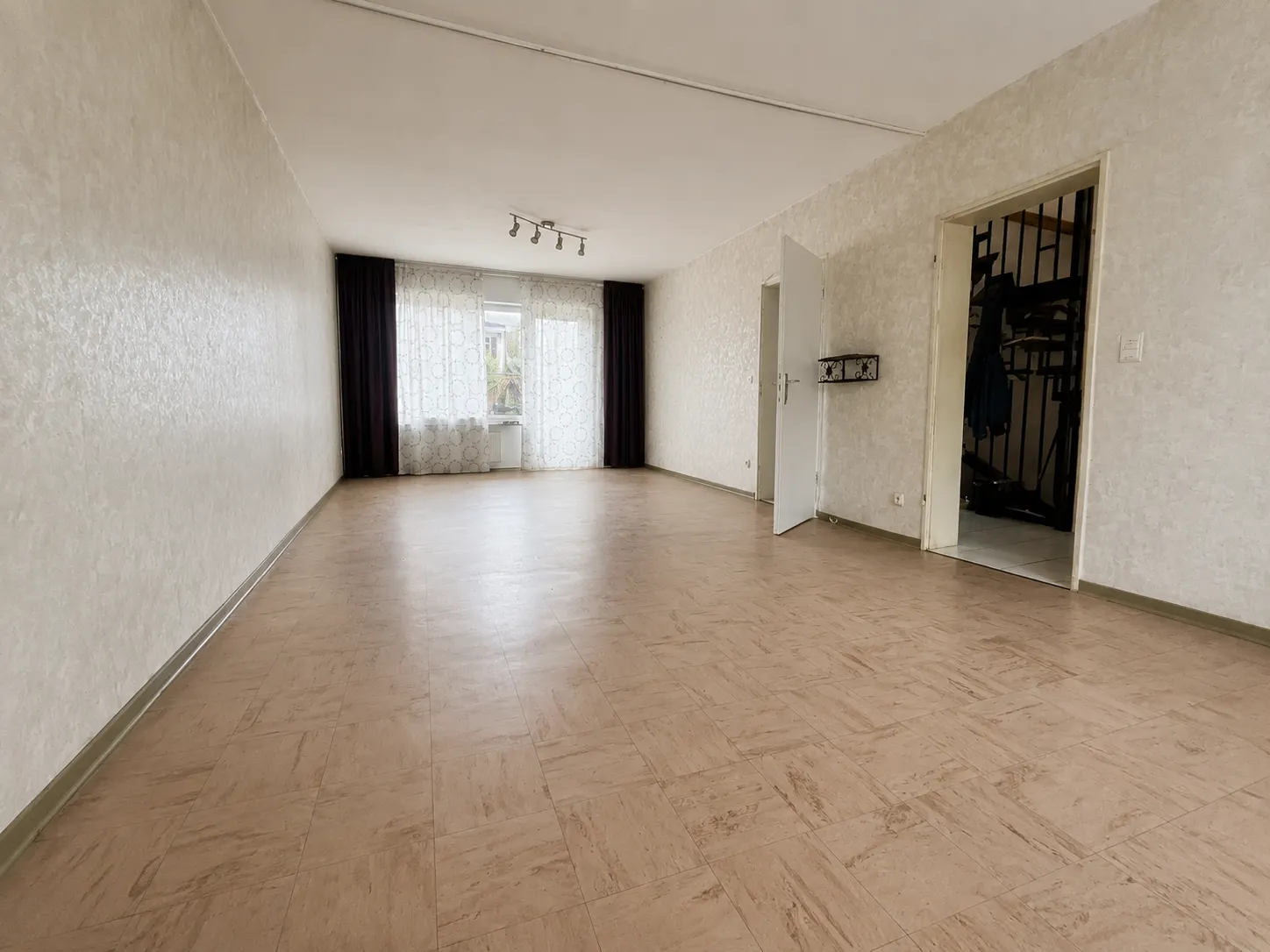 Wohnzimmer in Schwalbach vor der Renovierung