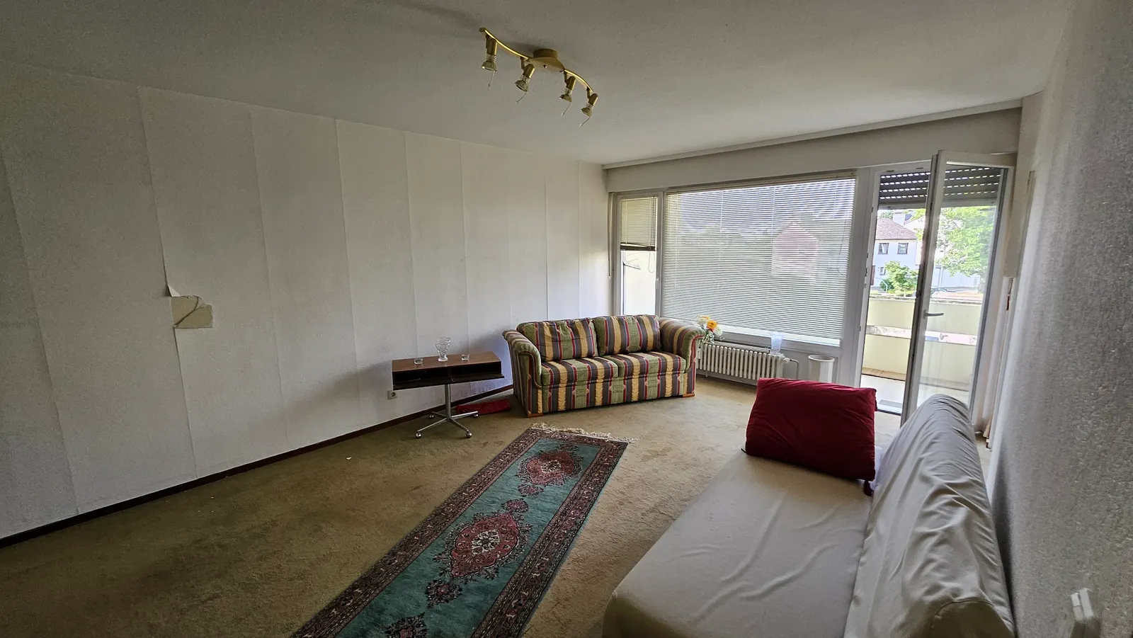 Wohnzimmer in Bad Soden vor der Sanierung
